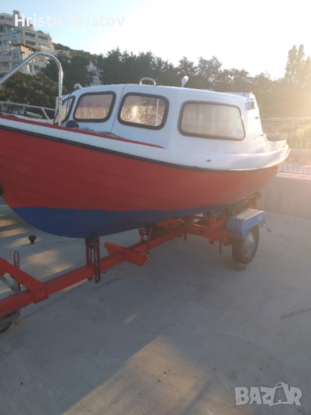   Продавам лодка пластмаса 4.40 на1.70 със извън бордови двигател Меркурий 25к двутактов обслужен , снимка 1