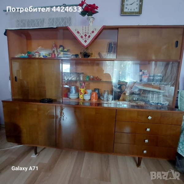 Бюфет със витрини.Кафяв ,лак, снимка 1