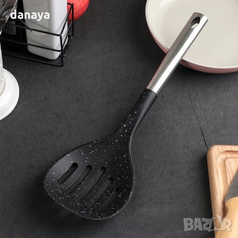 2329 Кухненска решетъчна лъжица с метална дръжка