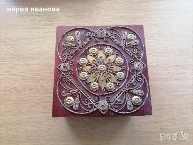 Стара дървена кутия за бижута 