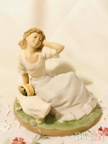 порцеланова статуетка , снимка 1