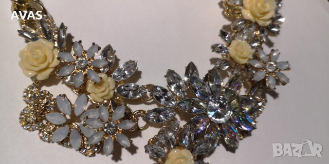 Нова огърлица с жълти и блестящи цветя, снимка 3 - Колиета, медальони, синджири - 31326997