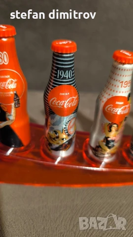 Coca Cola 100 години комплект бутилки, 10 мини алуминиеви бутилки с поставка, снимка 16 - Колекции - 51381112