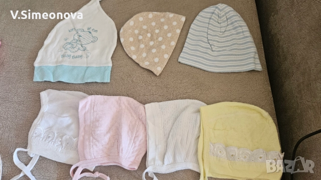Бебешки дрешки и шапки