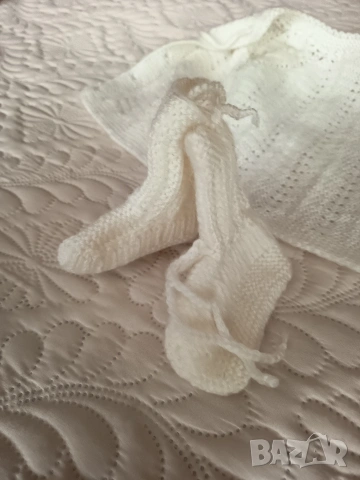 Бебешко елече и терлици ръчно плетени, снимка 10 - Жилетки и елечета за бебе - 53921933