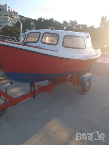   Продавам лодка пластмаса 4.40 на1.70 със извън бордови двигател Меркурий 25к двутактов обслужен 