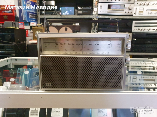 Радио ITT TINY 200 В отлично техническо и визуално състояние.