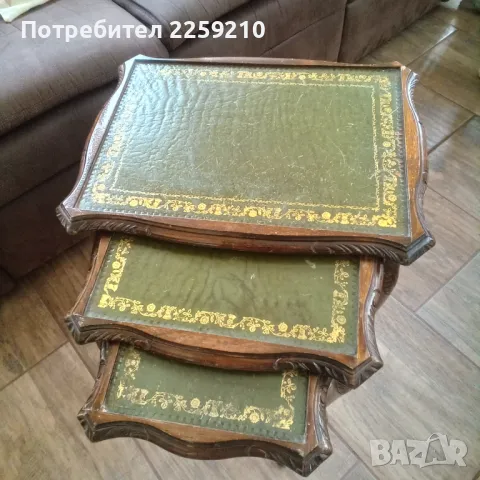  Три издълбани странични маси от махагон с инкрустация от обработена кожа , снимка 3 - Тоалетки - 48651255