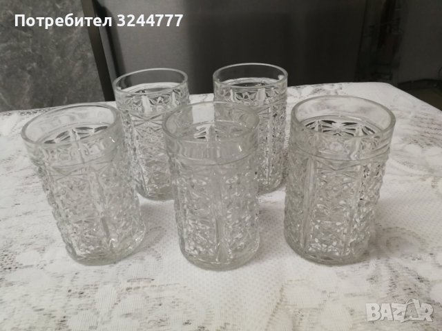 Стъклени чаши, наподобяващи кристал