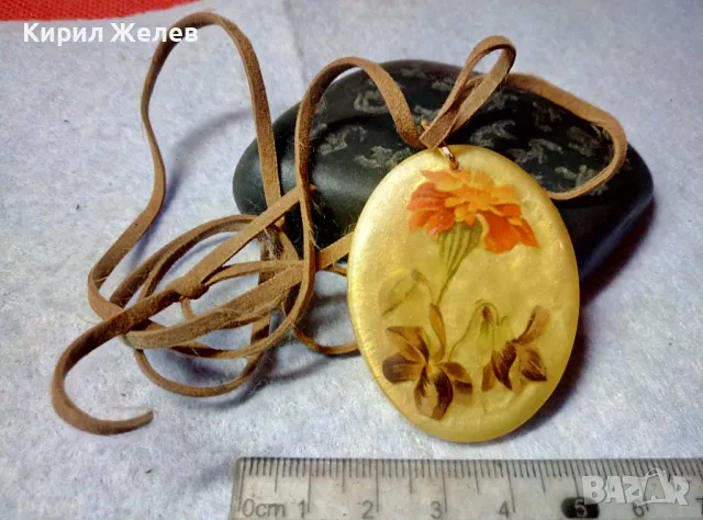ОЧАРОВАТЕЛЕН СТАР ФЛОРАЛЕН ВИНТИДЖ МЕДАЛЬОН СИНТЕТИЧА Арт СМОЛА с ВЕЛУРЕНО ШНУРЧЕ 48759, снимка 2 - Колиета, медальони, синджири - 48828228