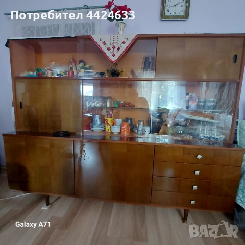 Бюфет със витрини.Кафяв ,лак