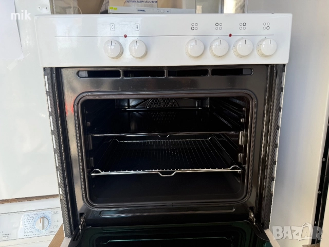 Бяла фурна с керамичен плот Bosch , снимка 3 - Печки, фурни - 52915322