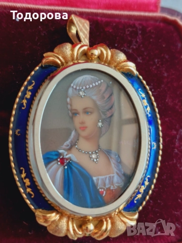 Уникално красив златен медальон злато 750 с емайл поставени три брилянта и два рубина, снимка 3 - Колиета, медальони, синджири - 52030486