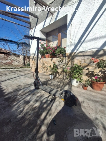 Електрическа тротинетка Xiaomi Mi Electric Scooter 3 – Отлично състояние, готова за каране, снимка 2 - Велосипеди - 54006071