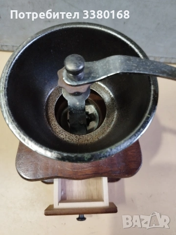 Много атрактивна ръчна дървена кафемелачка, снимка 3 - Антикварни и старинни предмети - 53999466