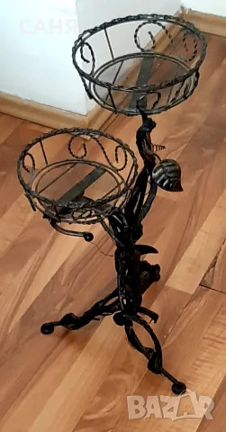 Красив,метален цветарник 28€