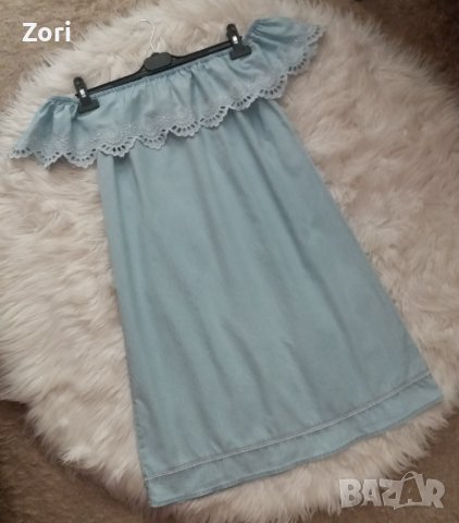 УНИКАЛНО КРАСИВА рокля в светъл деним с отворени рамене и къдрички с дантелена бродерия около тях, снимка 1