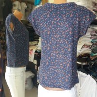 Блуза с остро деколте  - тъмносиня на коралови цветчета, снимка 4 - Тениски - 37453758