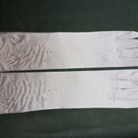 Нови бели сатенени ръкавици с панделка и камъчета , снимка 4 - Ръкавици - 44802362