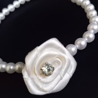 Перлен чокър с роза , снимка 1 - Колиета, медальони, синджири - 44392940