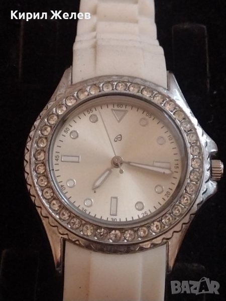 ДАМСКИ ЧАСОВНИК МНОГО КРАСИВ СТИЛЕН ДИЗАЙН С СИЛИКОНОВА КАИШКА И КРИСТАЛИ СВАРОВСКИ 33314, снимка 1