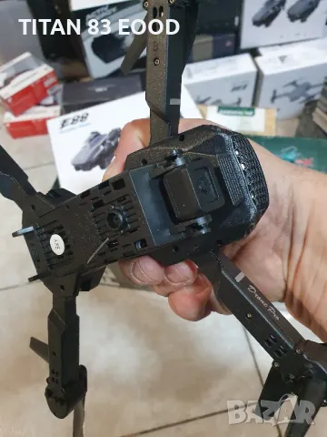 Дрон E88 PRO, 4K, сгъваеми ръце, 2 камери, снимка 3 - Дронове и аксесоари - 50302503