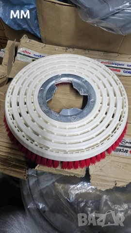 Четка за почистване на мокети и килими 