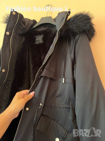 Дълго черно яке с пух отвътре и косъм на качулката с джобове 36 размер на марката Mohito 🖤, снимка 10 - Якета - 51464245