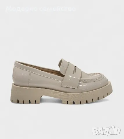 Лачени дамски обувки в бежево 