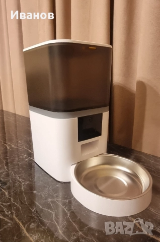 Смарт автоматична хранилка за котки или малки кучета.