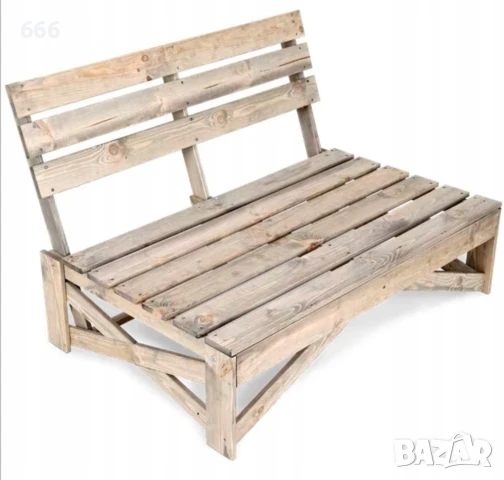 Дървена пейка с облегалка.