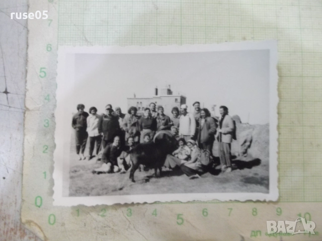 Снимка на група туристи пред метеорологична станция