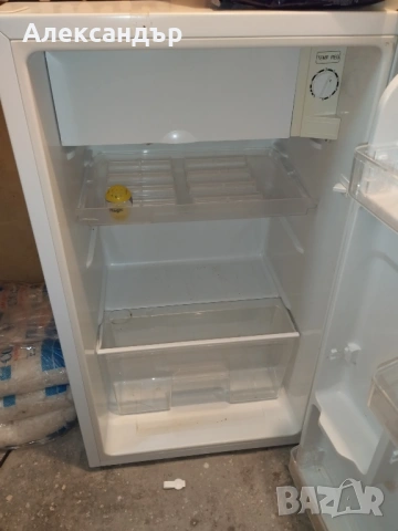 Малък Хладилник почти НОВ, снимка 3 - Хладилници - 53308164