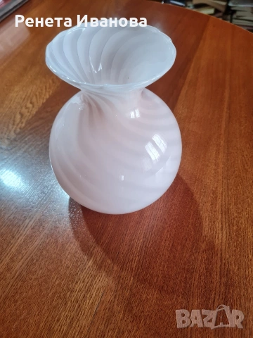 Прекрасна, винтидж стъклена ваза от остров Мурано 