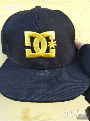 Шапка с права козирка. 