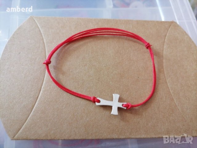 Сребърно кръстче на червен конец 