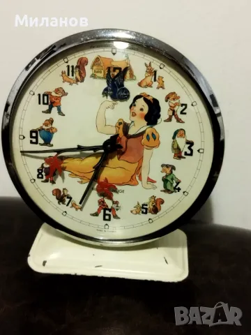 Стар механичен будилник, настолен часовник