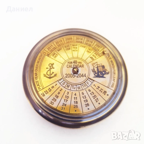 Компас масивен бронзов със вечен календар 