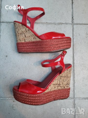 Червени сандали на платформа 