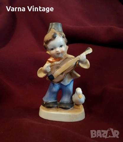 Колекционерска порцеланова фигурка на момче с китара и гъска. Германия.