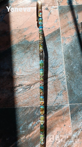 Антикварен туристически пикел или бастун за планинарство, украсен с множество колекционерски значки.