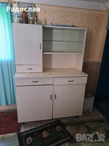 Голям стар кухненски бюфет