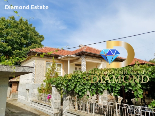 Двуетажна къща в село Партизанин, обл. Стара Загора, снимка 2 - Къщи - 52735396