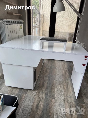 Бюро подходящо и за маникюр 