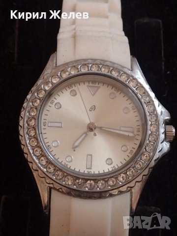 ДАМСКИ ЧАСОВНИК МНОГО КРАСИВ СТИЛЕН ДИЗАЙН С СИЛИКОНОВА КАИШКА И КРИСТАЛИ СВАРОВСКИ 33314
