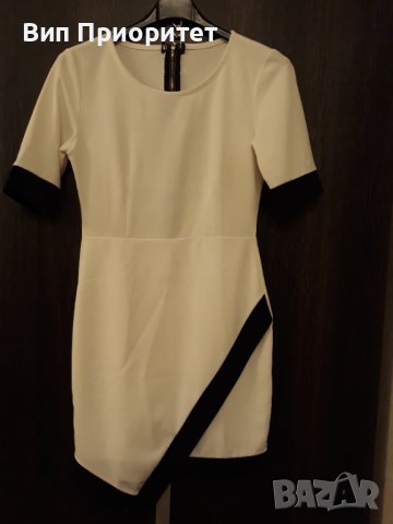 Бяла рокля , интересен модел,гарнирана с черни сегменти и черен дълъг цип на гърба,еластична материя, снимка 2 - Рокли - 37434606