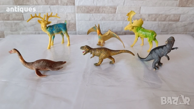 Стари играчки - фигури на динозаври и елени