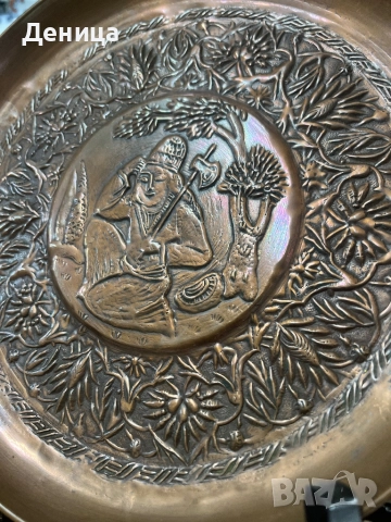 Стара медна чиния за стена Релефно изображение на седнал човек и флорални мотиви Диаметър-22 см и дъ, снимка 5 - Пана - 52809170