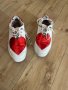 Love Moschino, Кожени спортни обувки със сърцевидна апликация, Бял/Червен, снимка 15