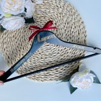 🤵🏻👰🏼‍♀️ Комплект персонализирани закачалки за младоженци с име и дата 👰🏼‍♀️🤵🏻, снимка 3 - Подаръци за сватба - 37711888